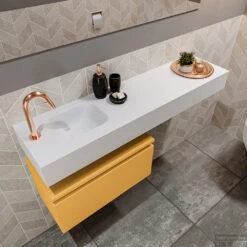 MONDIAZ ANDOR 60cm Toiletmeubel Ocher. LEX 120cm Wastafel Talc Links 1 Kraangat -Geberiter Meubels Geschaft badkamermeubel andor ocher model lex vrijhangend talc sidetop 0037
