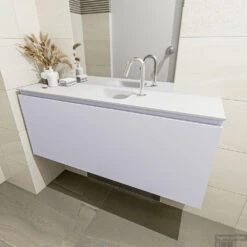 MONDIAZ OLAN 120cm Toiletmeubel Cale. LEX Wastafel Talc Midden 1 Kraangat -Geberiter Meubels Geschaft badkamermeubel olan cale model lex talc mid 0025