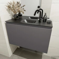 MONDIAZ OLAN 80cm Toiletmeubel Dark Grey. LEX Wastafel Urban Midden 1 Kraangat -Geberiter Meubels Geschaft badkamermeubel olan dark grey model lex urban mid 0013