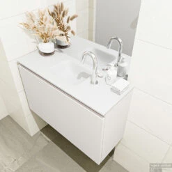 MONDIAZ OLAN 80cm Toiletmeubel Linen. LEX Wastafel Talc Midden 1 Kraangat -Geberiter Meubels Geschaft badkamermeubel olan linen model lex talc right 0013