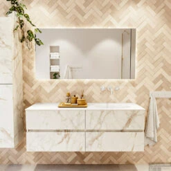 MONDIAZ VICA 140cm Badmeubel Onderkast Carrara 4 Lades. Wastafel Moon Rechts Zonder Kraangat, Kleur Talc Met Spiegel LED. -Geberiter Meubels Geschaft badkamermeubel vica carrara moon talc set1 0070