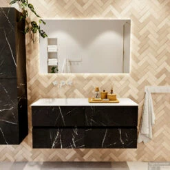 MONDIAZ VICA 120cm Badmeubel Onderkast Marquina 4 Lades. Wastafel CLOUD Links Zonder Kraangat, Kleur Talc Met Spiegel LED. -Geberiter Meubels Geschaft badkamermeubel vica marquina cloud talc set1 0057