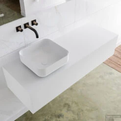 Badkamermeubelset Mondiaz LAGOM 130 Cm Met Topblad Linkse Wastafel Solid Surface Opzetkom Binx Zonder Kraangaten Mat Wit (1 Lade) -Geberiter Meubels Geschaft badmeubel met solid surface wastafel model lagom top white 00160