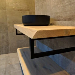 Badkamermeubel BWS Woodstone Twee Bovenbladen Met Boomstamkant 120 Cm (met Beugels En Waskom) -Geberiter Meubels Geschaft badmeubelset bws woodstone 120 cm twee planken zwarte kom detail1