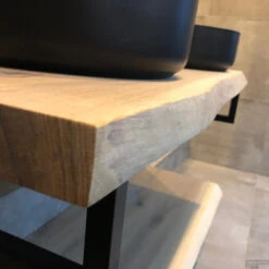 Badkamermeubel BWS Woodstone Twee Bovenbladen Met Boomstamkant 140 Cm (met Beugels En Waskommen) -Geberiter Meubels Geschaft badmeubelset bws woodstone 140 cm twee planken zwarte waskommen detail 1