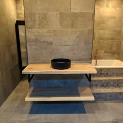 Badkamermeubel BWS Woodstone Twee Bovenbladen Met Boomstamkant 60 Cm (met Beugels En Waskom) -Geberiter Meubels Geschaft badmeubelset bws woodstone 60 cm twee planken zwarte kom detail2